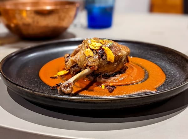 Утиные ножки с пюре и соусом